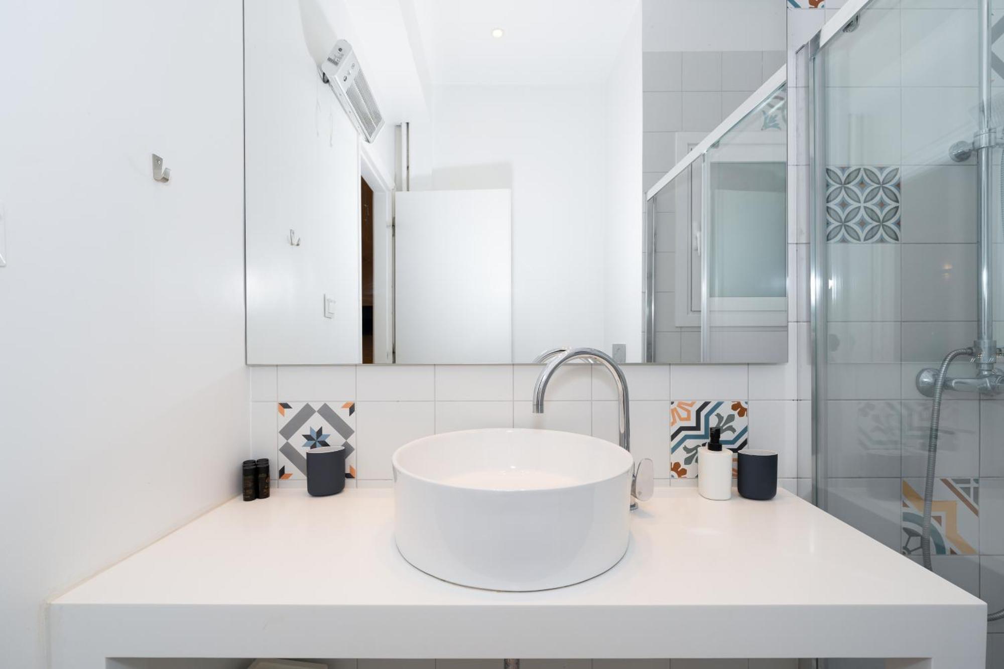 Spacious Modern In Near Metro Apartment