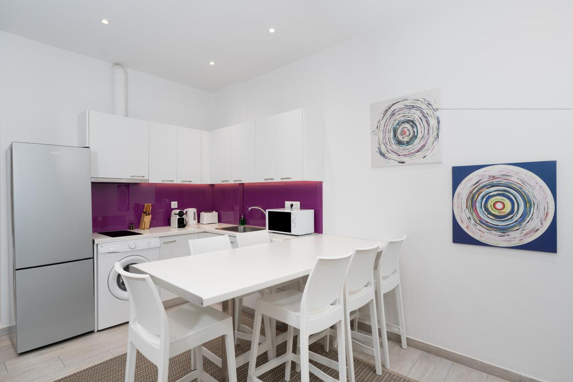 Spacious Modern In Near Metro Apartment